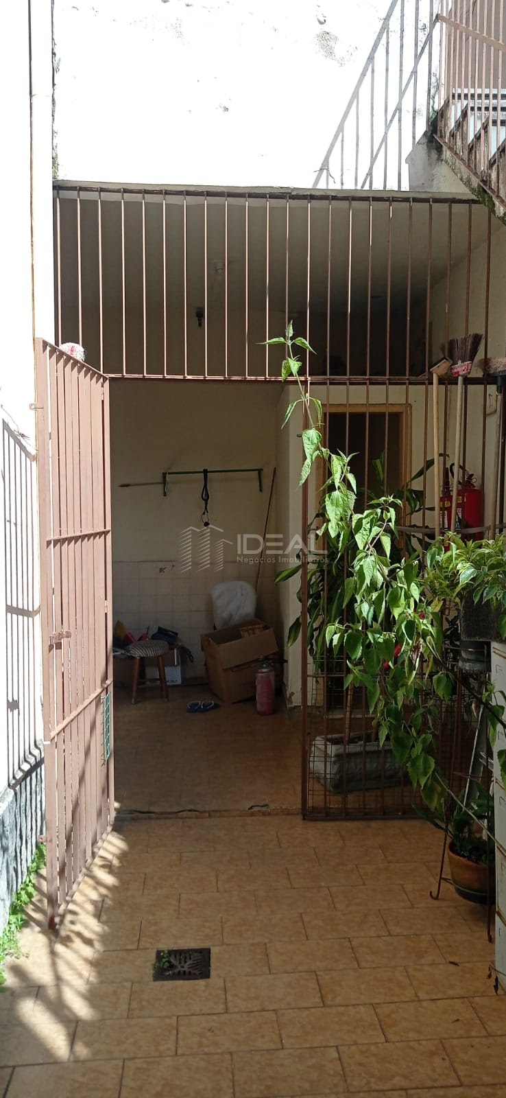 Aluga-se loja ampla com sensacional apartamento nos altos no centro de campos. cod 16130