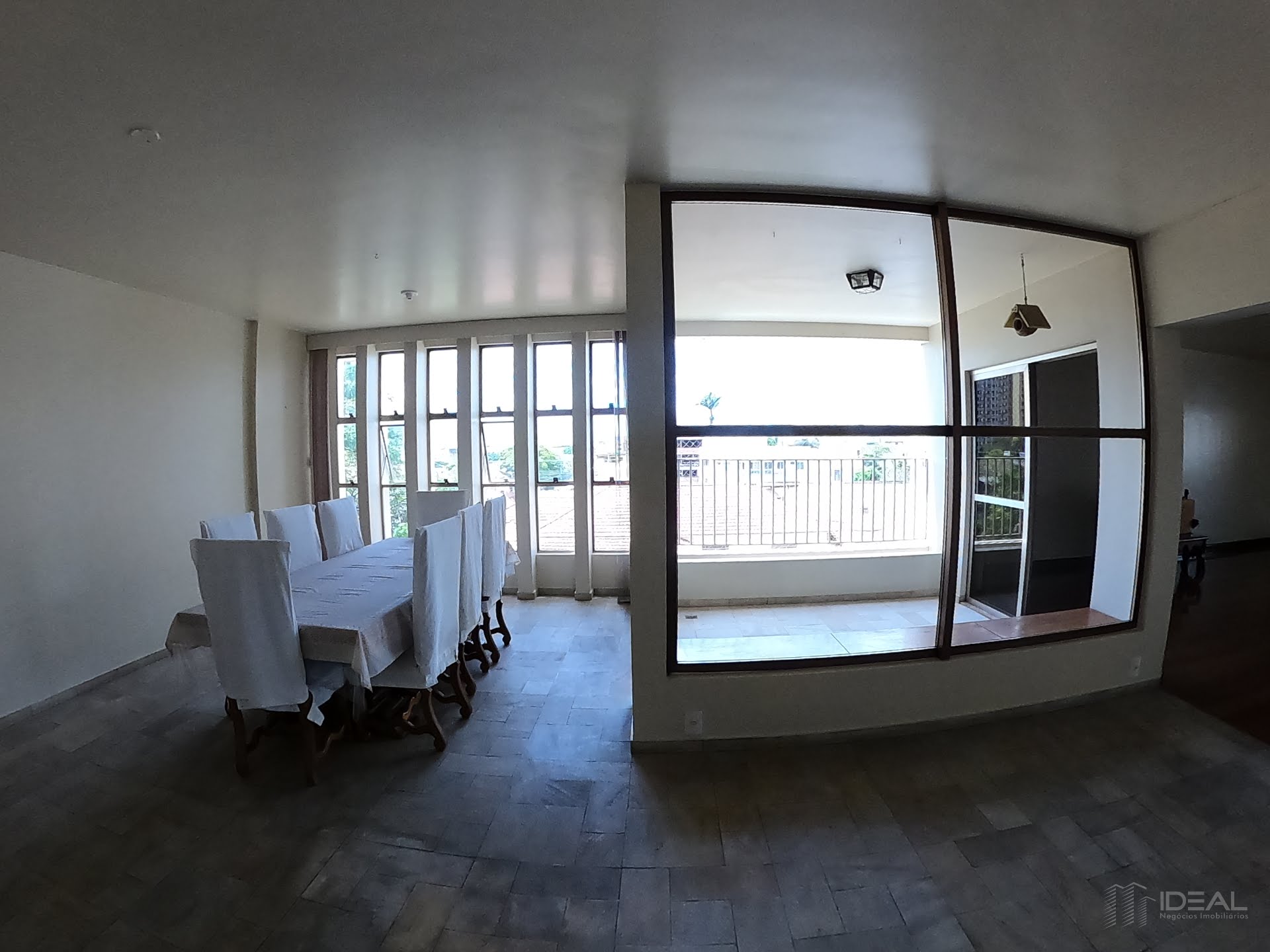 Apartamento à venda com 4 quartos próximo ao CENSA no Centro de Campos dos Goytacazes, RJ.