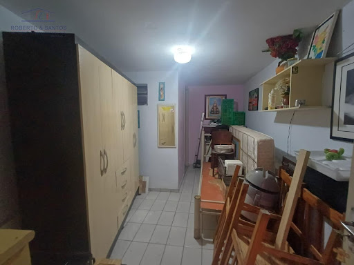 quarto com banheiro na parte debaixo
