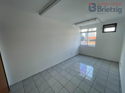 Alugue Sala com 1 vaga em América por R$2.600 + taxas/mensal. Imóvel Comercial em Joinville/SC.
