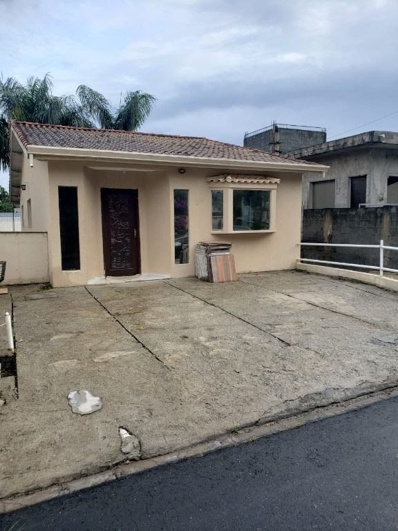 Casa à venda com 4 quartos, 1 suíte e 230m² no Condomínio Country Club, Arujá (SP) — foto 2 de 18