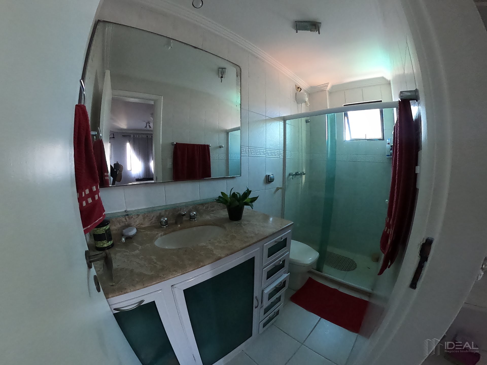 Apartamento com três quartos à venda no Centro de Campos dos Goytacazes, RJ. 