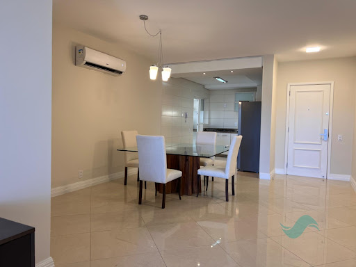 Sala de jantar ampla do apartamento de 4 suítes em Jurerê internacional 