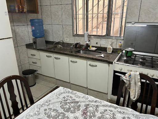 Cozinha com gabinete na pia