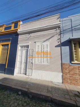 Casa no Centro de Pelotas para locação, 55,1m², 1 dormitório e Pátio por R$ 1.200.