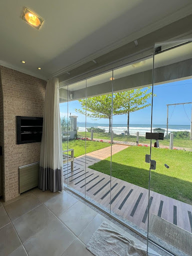 Locação de Temporada - Casa térrea pé na areia para aluguel com 2 quartos - Perequê - Porto Belo/SC