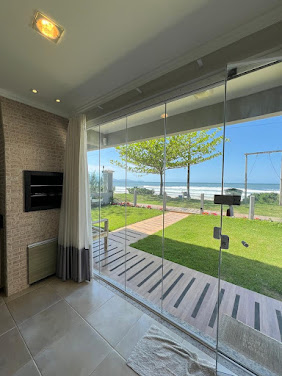 Locação de Temporada - Casa térrea pé na areia para aluguel com 2 quartos - Perequê - Porto Belo/SC
