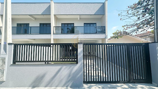 Sobrado à venda em Guaratuba com 3 suítes e 108,5m²