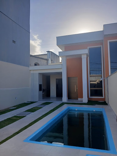 Encante-se com esta excelente casa à venda em Jardim Atlântico, Rio das Ostras, perfeita para quem busca conforto, praticidade e uma localização privilegiada. O imóvel conta com 3 dormitórios, sendo 1