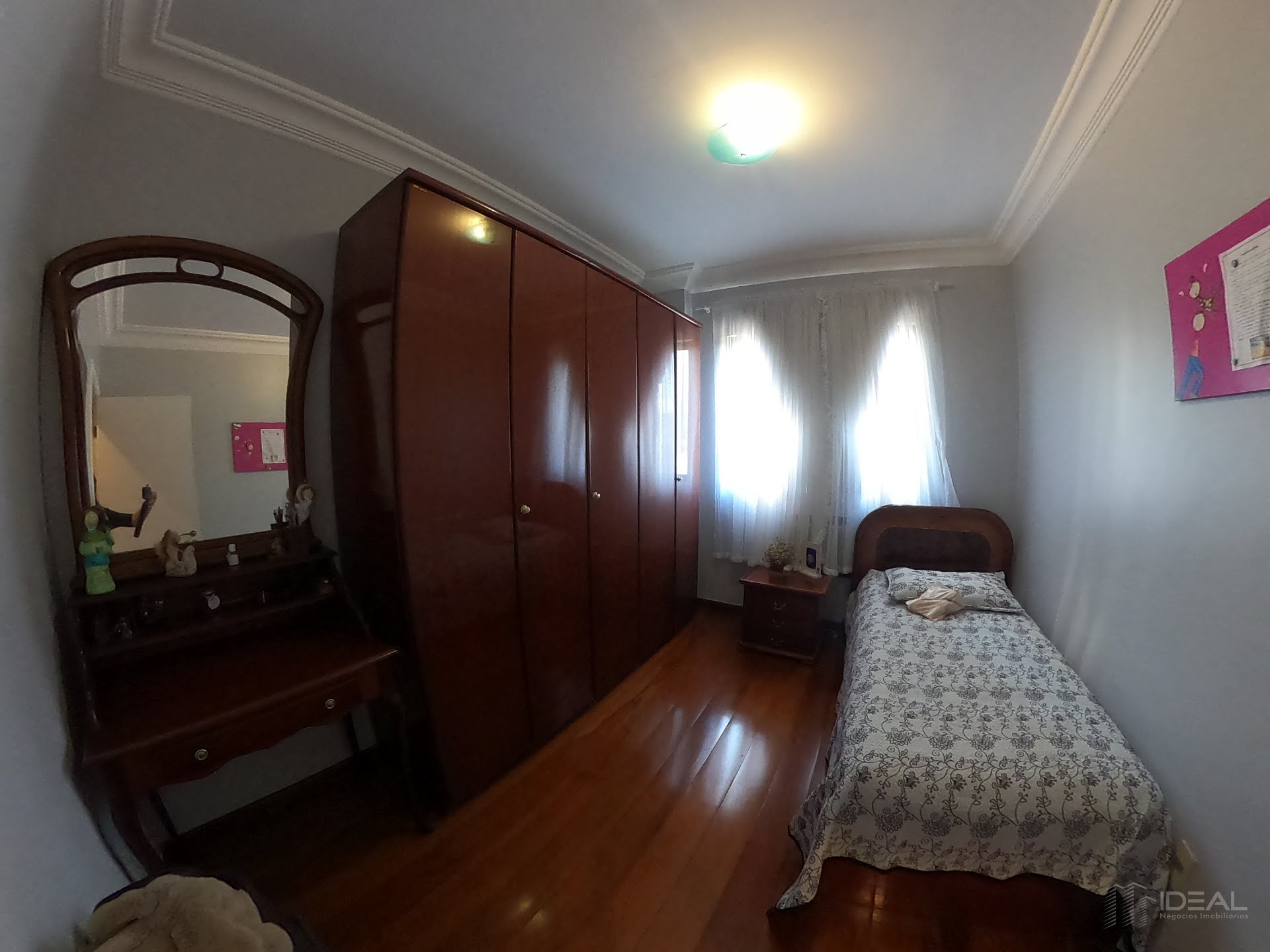 Apartamento com três quartos à venda no Centro de Campos dos Goytacazes, RJ. 
