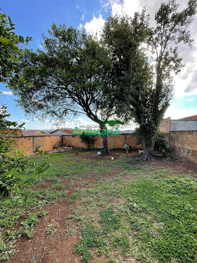 Espaço de terreno nos fundos