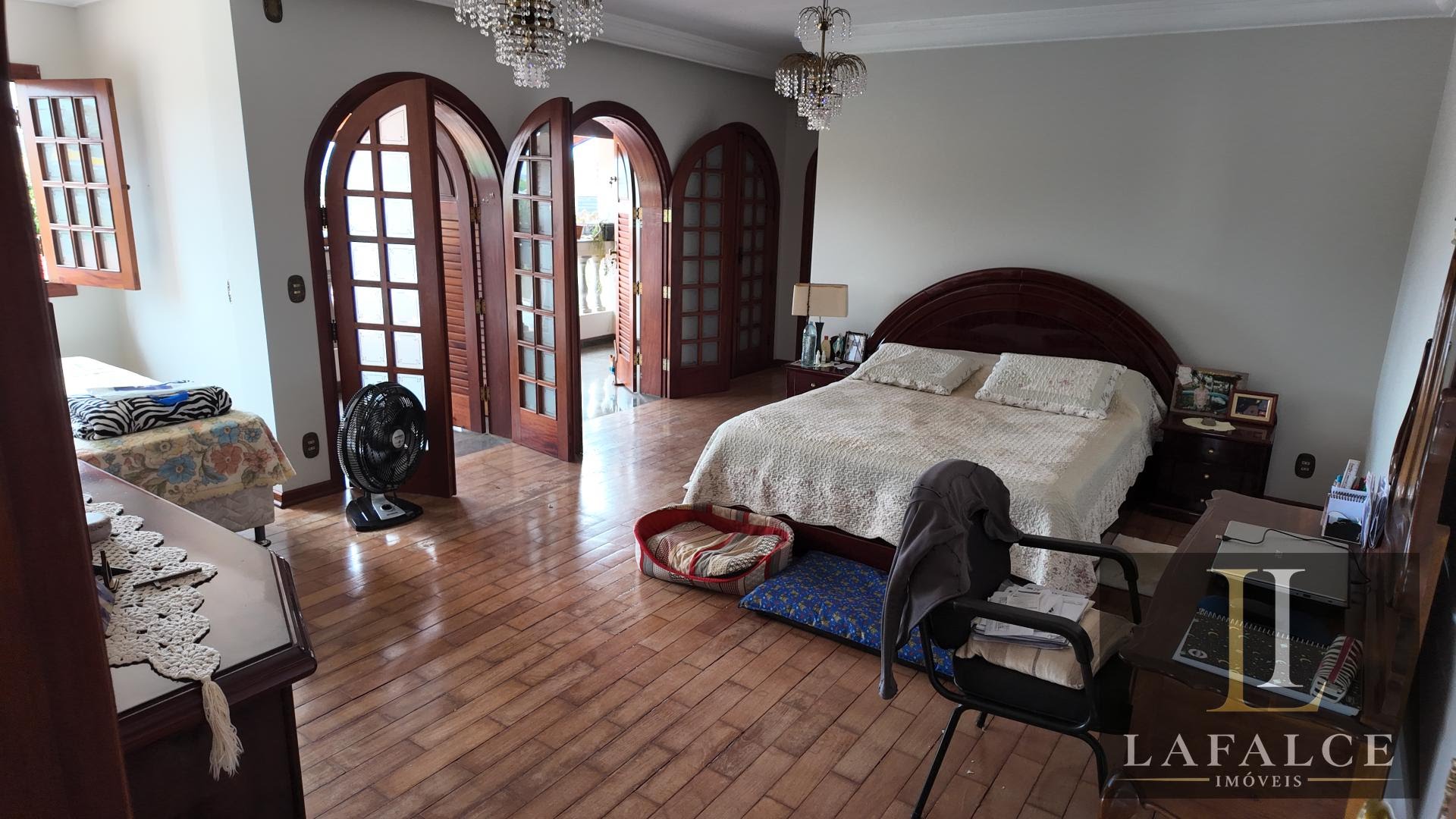 Ampla Suite pavimento superior com sacada para por do sol