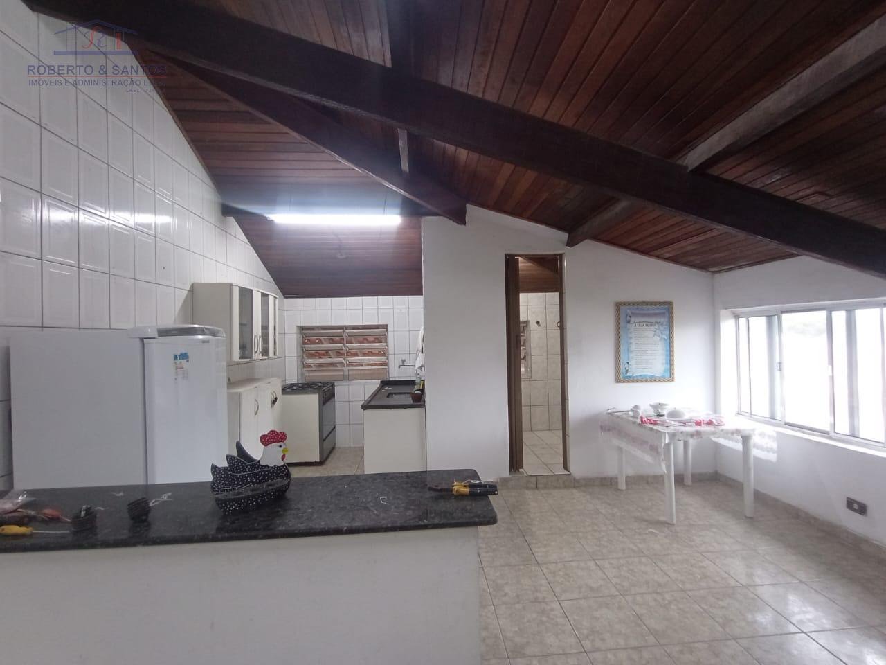 Sala e cozinha ao fundo