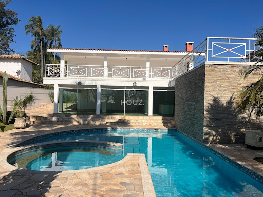 Piscina e jardim principal da casa
