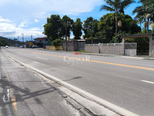 Casa com amplo terreno a venda no Sertãozinho