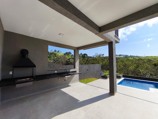 CASA A VENDA COM PISCINA E 3 SUITES EM ATIBAIA