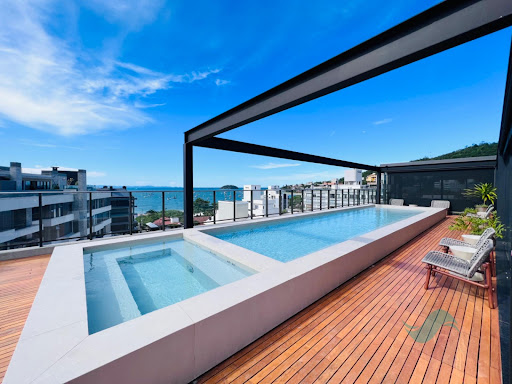 piscina com deck no rooftop