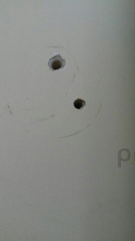furos no quarto