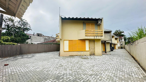 Sobrado em Caiobá com condomínio baixo -  Matinhos