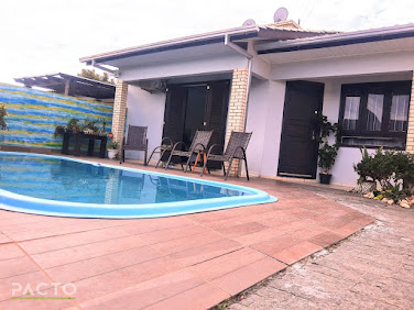CASA ALVENARIA COM TRÊS DORMITÓRIOS E COM PISCINA