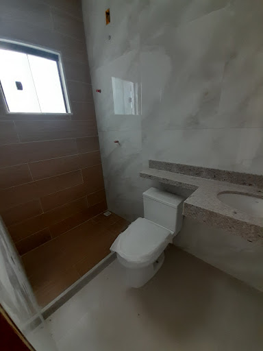 Encante-se com esta excelente casa localizada no bairro Jardim Mariléa, em Rio das Ostras, perfeita para quem busca conforto, praticidade e uma ótima oportunidade de investimento. Com 3 dormitórios, s