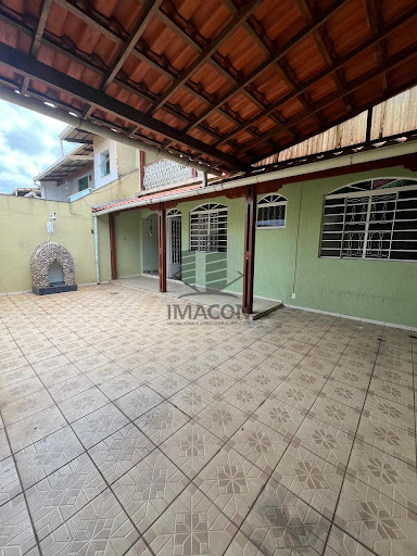 Casa Ampla e Completa com 4 Quartos, 2 Salas e 2 Vagas
