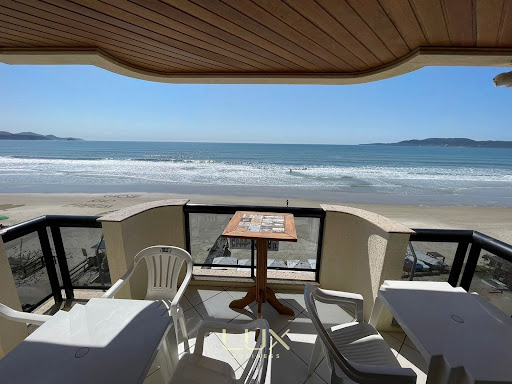 Apartamento pé na areia em Meia Praia  -  Itapema