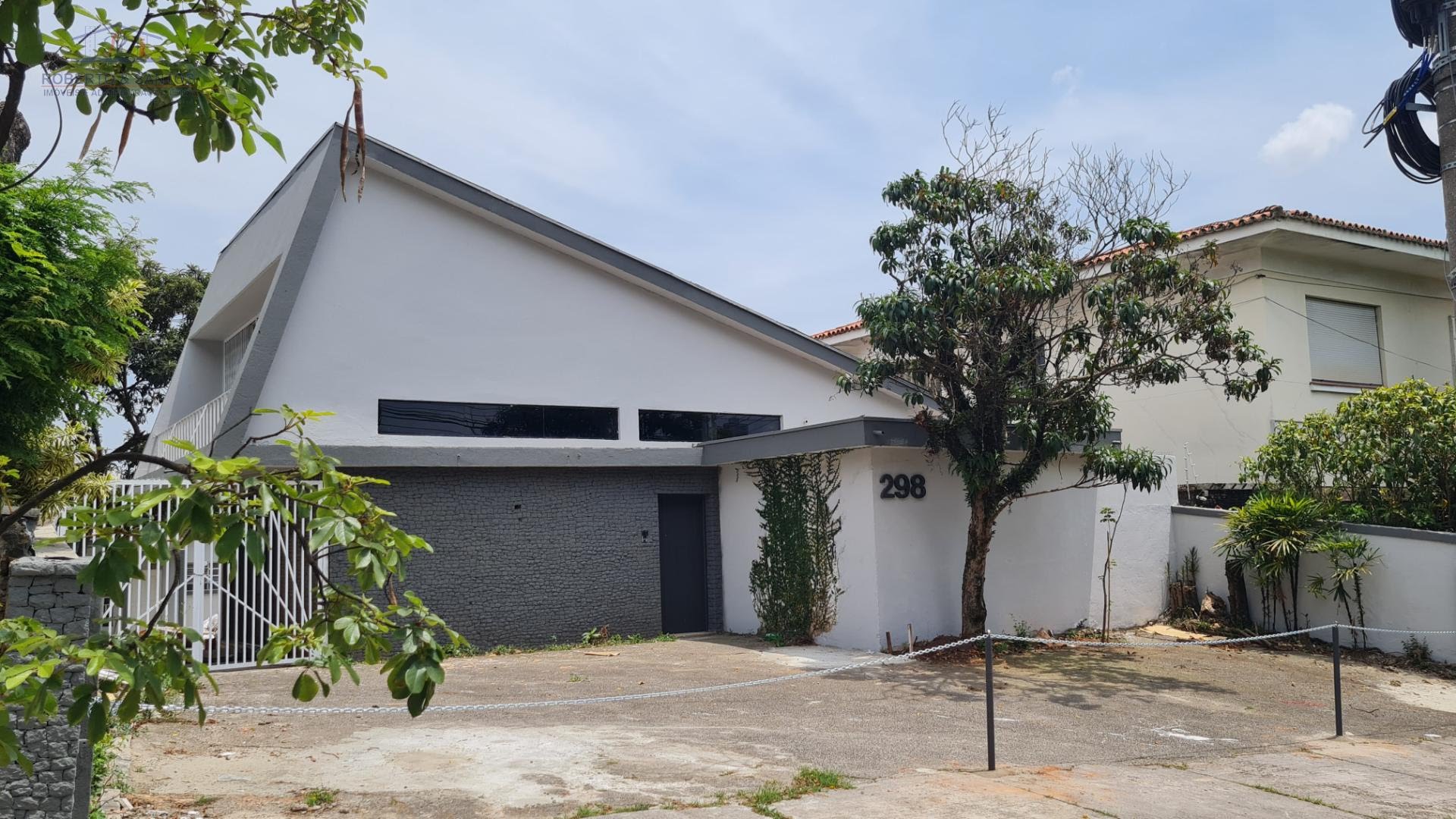 Excelente oportunidade para estabelecer seu negócio em uma localização estratégica e de alto padrão no Pacaembu. Esta casa comercial, anteriormente utilizada como escritório, oferece estrutura completa e versatilidade para diversos segmentos.   Área Construída: 225 m². Distribuição Interna: Possui 8 salas amplas e bem iluminadas, ideais para divisões de departamentos ou consultórios. Banheiros: 3 banheiros. Estacionamento: Grande diferencial na região com 08 vagas de garagem.  Destaques: Imóvel localizado em rua arborizada com fluxo constante, próximo à Avenida Arnolfo Azevedo e ao Estádio do Pacaembu.