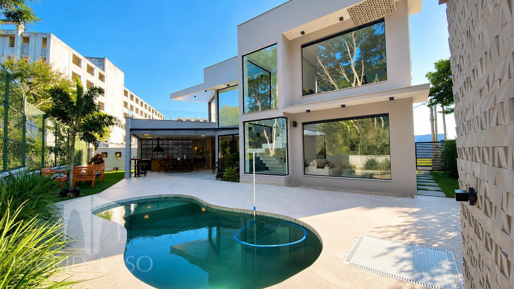 Arquitetura moderna, lazer privativo e ambientes pensados para viver com conforto e sofisticação. Um imóvel para quem busca exclusividade em cada detalhe.