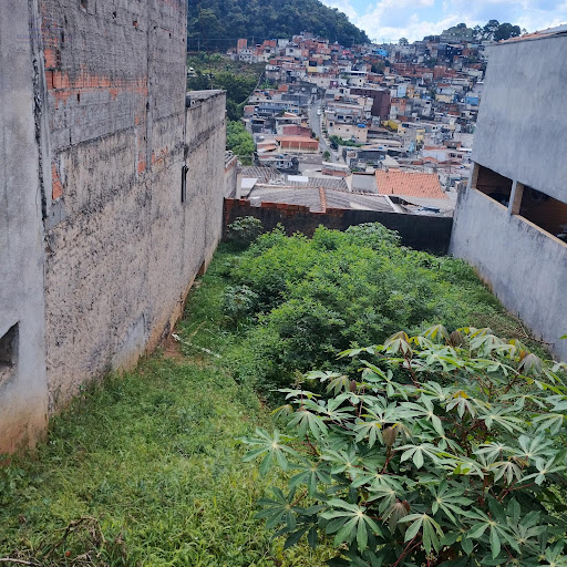 Laterais e fundos com construção de vizinhos.