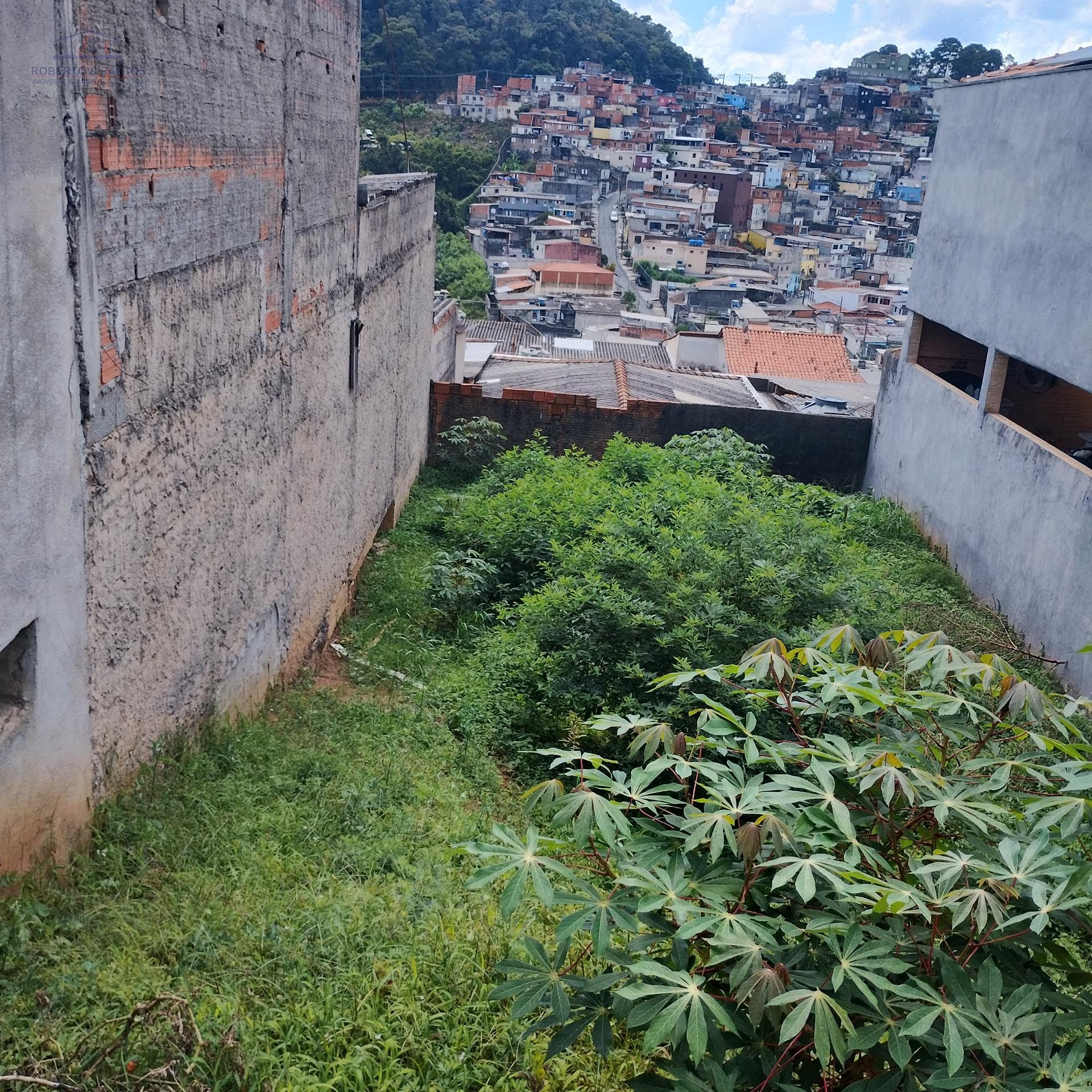Laterais e fundos com construção de vizinhos.
