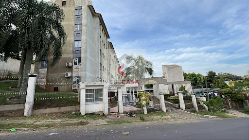 Apartamento com 2 dormitórios, porcelanato em todo o apartamento, sala, cozinha, lavanderia e vaga de garagem coberta. Salão de festas com churrasqueira.