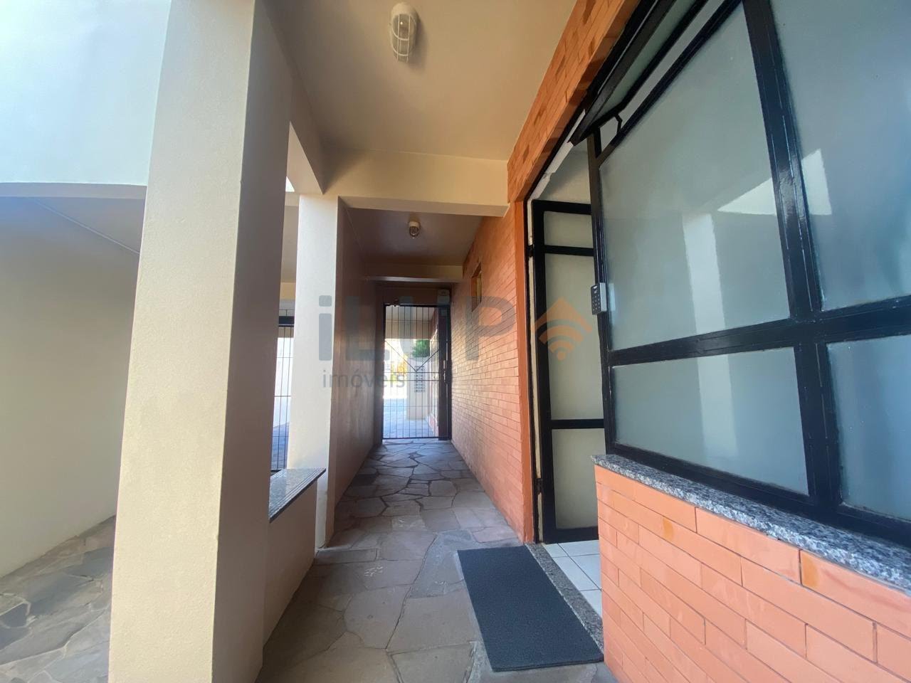 Hall de entrada do prédio, acesso com TAG