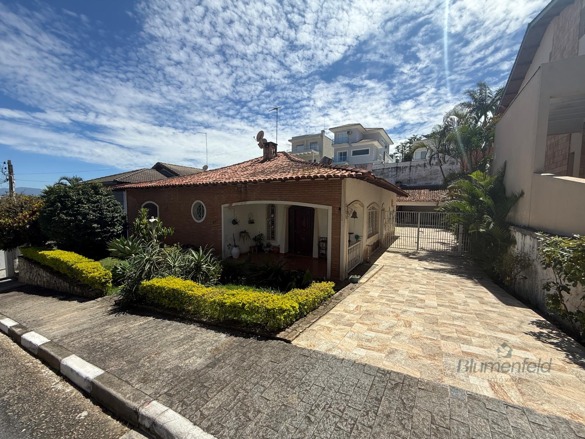 Casa à venda com 3 quartos, 3 banheiros, 5 vagas e 300m² no Condomínio Arujazinho IV, Arujá — foto principal