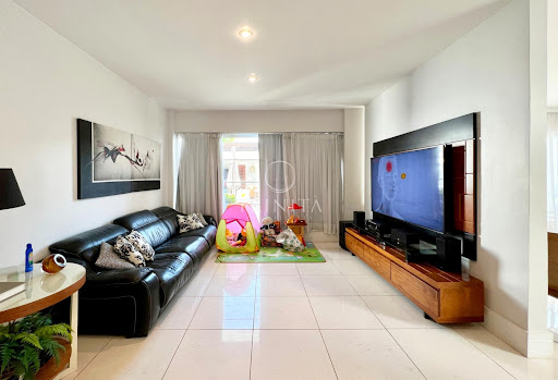 Sala de TV da casa à venda no Quintas do Rio