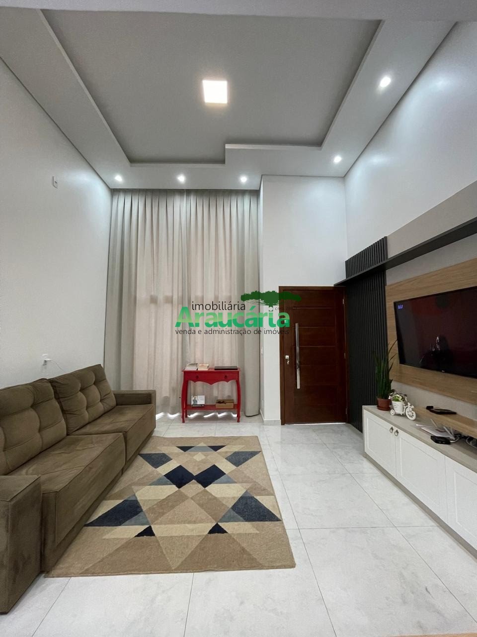 Sala ampla com pé direito duplo