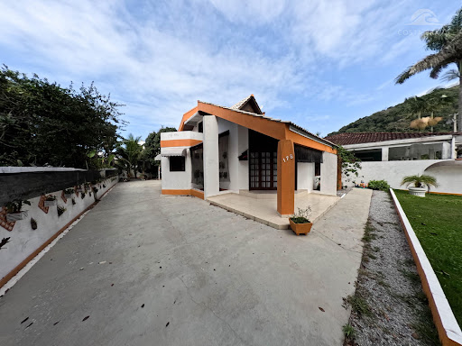 Casa 2 Pavimentos, 3 Quartos, Amplo Terreno, Região
