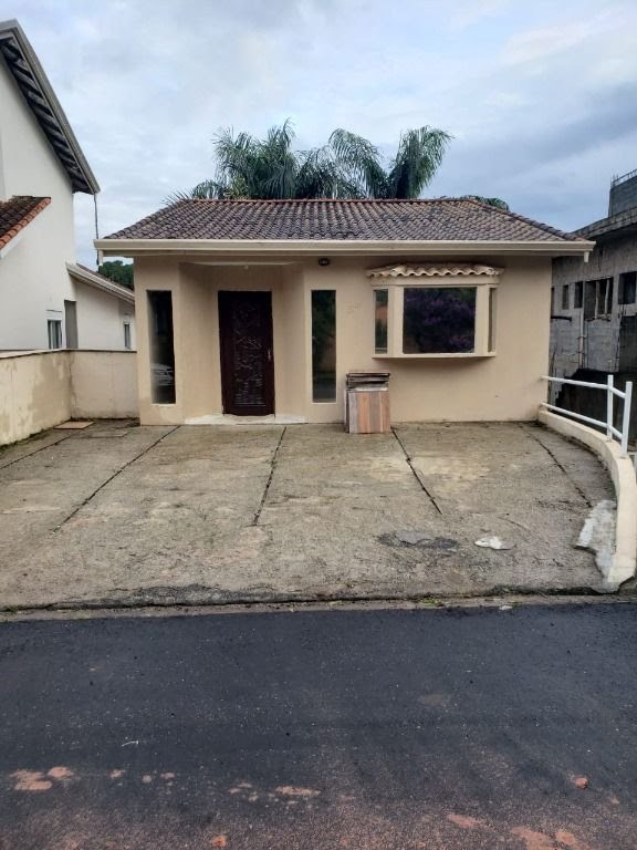 Casa à venda com 4 quartos, 4 banheiros e 230m² no Condomínio Country Club, Arujá — foto principal