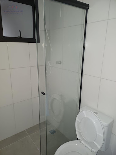 banheiro com box de vidro
