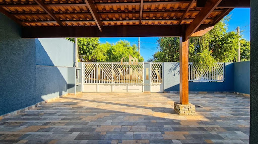 Vista da Garagem e Entrada da Casa