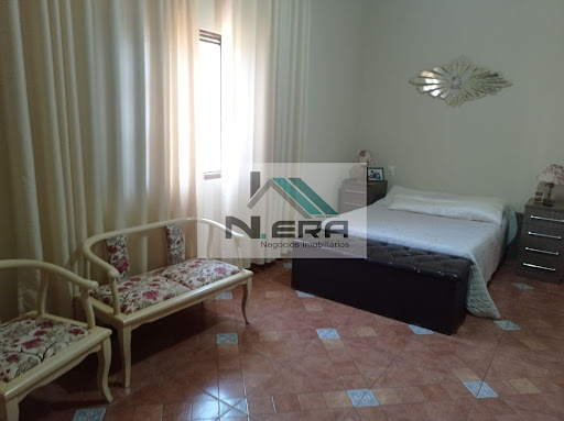 Suíte com 1 cama de casal, 1 relevisão e 1 guarda roupa