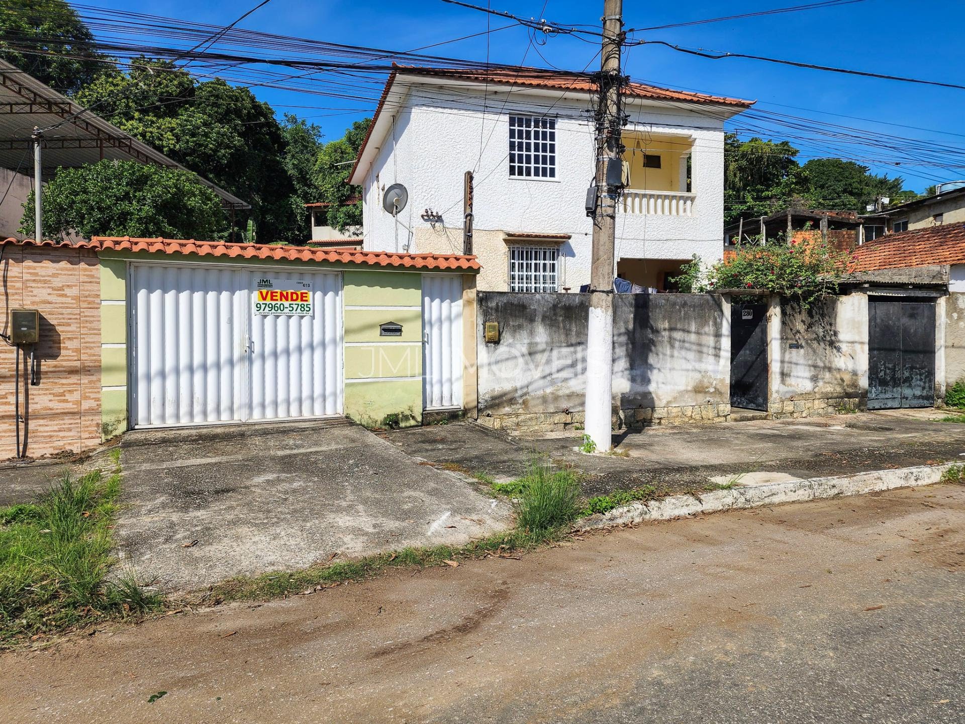 Apartamento no 2º andar | Acesso pelo portão branco