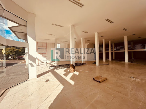 Ampla área comercial, mais mesanino, 04 banheiros, estoque, cozinha, estacionamento.  -  Santo Ângelo