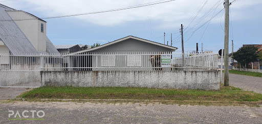 Casa em Balneário Arroio do Silva SC, Casa construída em uma esquina, toda em lage, com 03 dormitórios sendo uma suíte, Garagem para 03 veículos, churrasqueira, 02 banheiros, sala, sala de janta, cozi