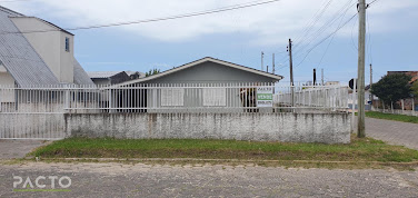 Casa em Balneário Arroio do Silva SC, Casa construída em uma esquina, toda em lage, com 03 dormitórios sendo uma suíte, Garagem para 03 veículos, churrasqueira, 02 banheiros, sala, sala de janta, cozi