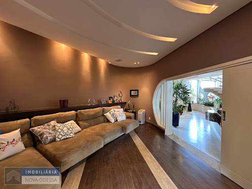 Foto de Casa de luxo com piscina em condomínio fechado - Americana