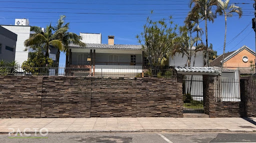Descubra o privilégio de viver no coração de Araranguá! Esta incrível residência, localizada no Centro, oferece o equilíbrio perfeito entre conforto, espaço e praticidade. Com impressionantes 451m² de