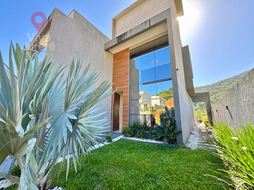 Casa com 5 suítes com vista definitiva para o verde 