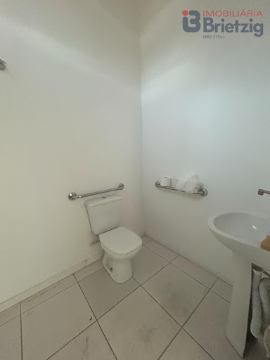 Sala no Glória, Joinville, com 60m² de área útil para locação por R$ 2.500+taxas/mensal. Ótima oportunidade!