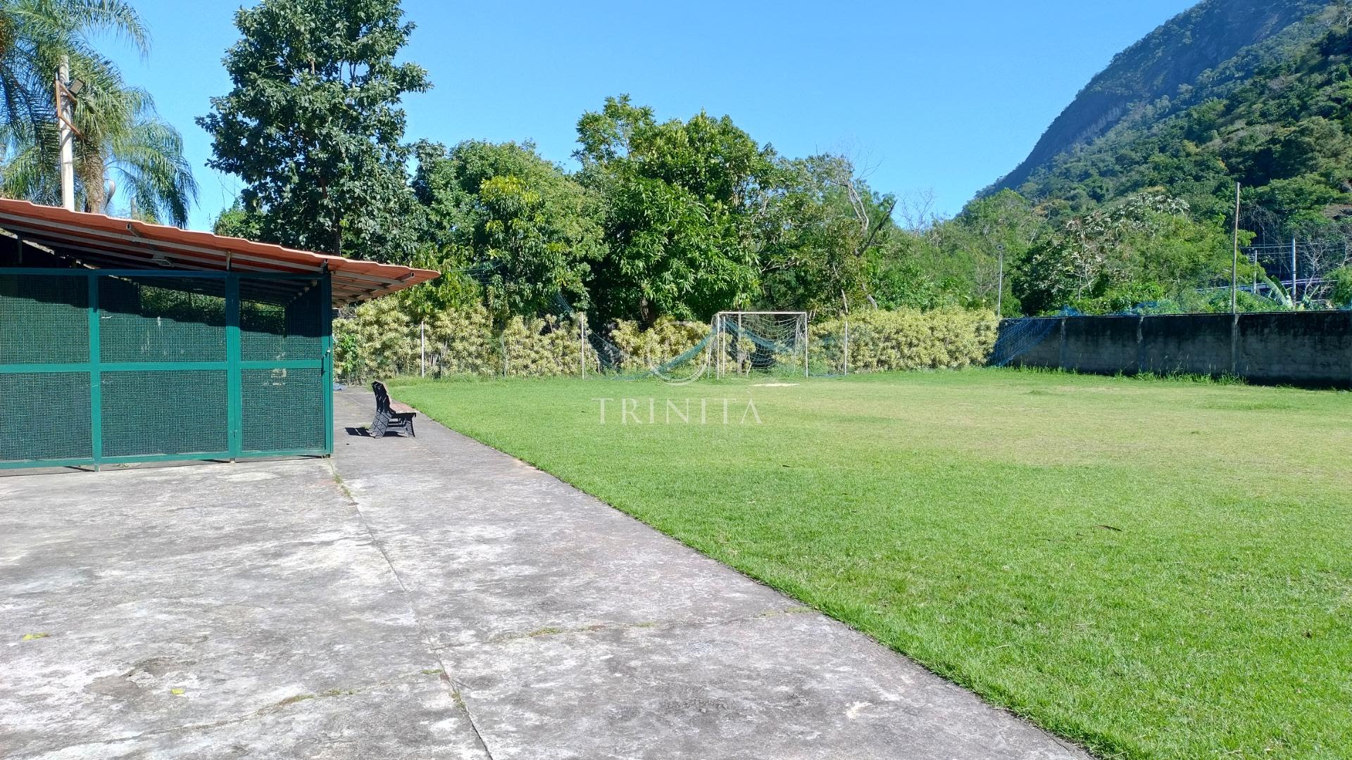 Campo de futebol e bicicletário 